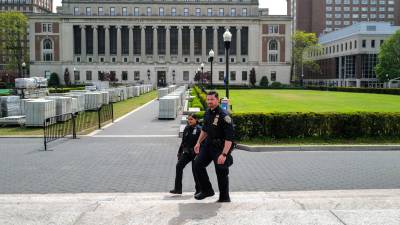 Agentes de la policía de Nueva York patrullan el campus de Columbia tras las masivas manifestaciones propalestinas que sembraron el caos.