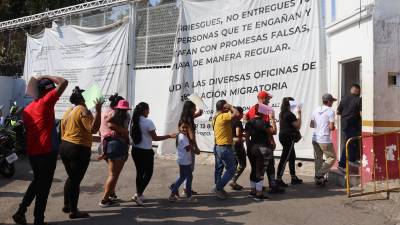 Un grupo de migrantes tramita visas humanitarias en Tapachula.