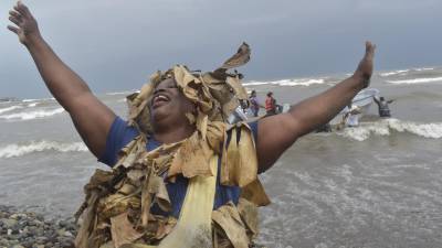 Una mujer garífuna, retrata la alegría de aquel episodio del pasado, cuando sus ancestros llegaron de la isla de San Vicente a Honduras, buscando libertad.