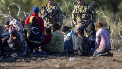 Una nueva oleada de migrantes ha llegado a la frontera con Texas a la espera de poder ingresar a territorio estadounidense.
