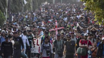 Más de 5,000 migrantes avanzan por el sur de México hacia la capital para pedir documentos y denunciar la muerte de 40 indocumentados en un centro de detención.