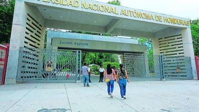 Entrada de la <b>Universidad Nacional Autónoma de Honduras en el Valle de Sula.</b>