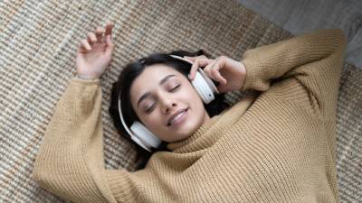 Proteja su salud auditiva y reduzca el volumen al usar audífonos.