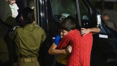 Eitan Yahalomi, de 12 años y de nacionalidad francesa-israelí, se reúne con su madre tras ser liberado por Hamás.
