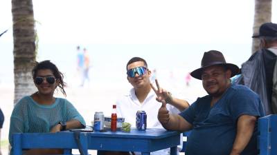 Heribero Araque, su esposa e hijo viajaron de Olancho para disfrutar el primer día del feriado de Semana Santa en las playas de Puerto Cortés.