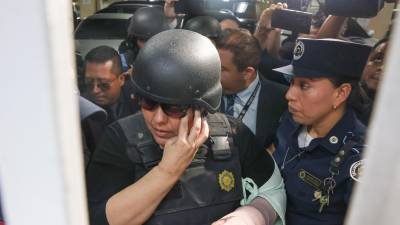 La fiscal Miriam Reguero Sosa es detenida por las fuerzas de seguridad de Guatemala este jueves, en Ciudad de Guatemala.