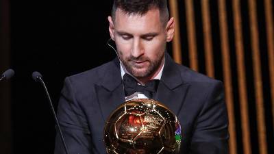 Messi ganó su octavo Balón de Oro y las redes se inundaron de reacciones. Medios se rinden ante el argentino y algunos periodistas se muestran indignados.