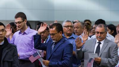Casi diez mil personas se juramentaron como ciudadanos estadounidenses en una ceremonia de naturalizacion en el Centro de Convenciones en Los Angeles,.