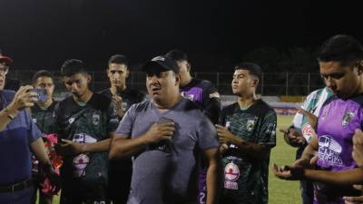 <b>Orsy Alegría, presidente del San Juan, felicitó a la plantilla tras el final del juego ante Platense.</b>