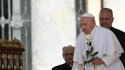 Francisco presidió una misa en la plaza de San Pedro en el Vaticano antes de ser hospitalizado este miércoles.
