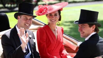 El Príncipe William, Príncipe de Gales (izq.) de Gran Bretaña y la Princesa Kate (c.), de Gran Bretaña, sonríen cuando llegan en un carruaje tirado por caballos, parte de la Procesión Real en el cuarto día de la reunión de carreras de caballos Royal Ascot. en Ascot, al oeste de Londres, el 23 de junio de 2023.