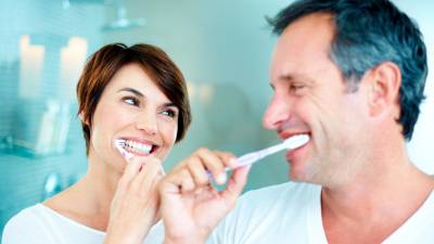 <b><span class=mln_uppercase_mln>Debe lavarse los dientes al menos tres veces al día y cambiar de cepillo cada dos meses.</span></b>