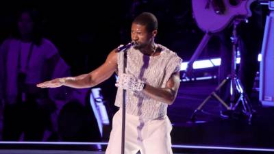 Usher actúa en el escenario durante el espectáculo de medio tiempo del Super Bowl LVIII de Apple Music en el Allegiant Stadium el 11 de febrero de 2024 en Las Vegas, Nevada.