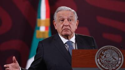 El presidente de México, Andrés Manuel López Obrador, habla este lunes durante su conferencia de prensa matutina en el Palacio Nacional en la Ciudad de México.