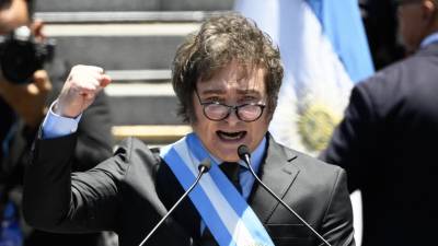 El nuevo mandatario argentino, Javier Milei, firma sus primeros decretos como presidente.