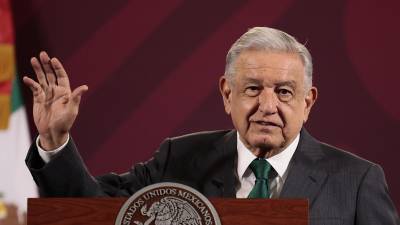 El presidente de México Andrés Manuel López Obrador, habla durante su conferencia de prensa matutina hoy, en el Palacio Nacional de Ciudad de México (México).