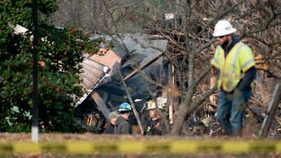 Las autoridades policiales investigan la explosión de una casa en Arlington.