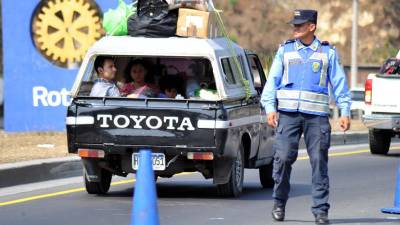 Cientos de turistas comenzaron a desplazarse de Tegucigalpa hacia los lugares donde planean pasar la Semana Santa 2024.