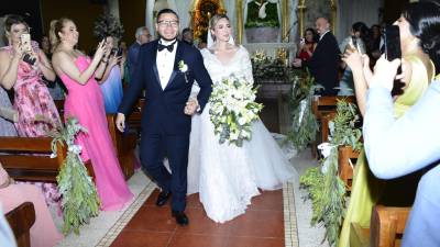 Julio Rodríguez y Samira Mendoza saliendo de la iglesia Espíritu Santo, donde se juraron amor eterno ante el Creador.