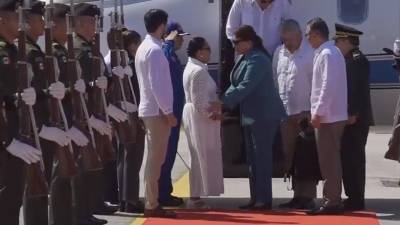 La presidenta de Honduras, Xiomara Castro, a su llegada a México.