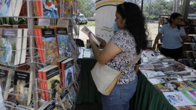 Una mujer busca libros en Tegucigalpa (Honduras), en una fotografía de archivo.
