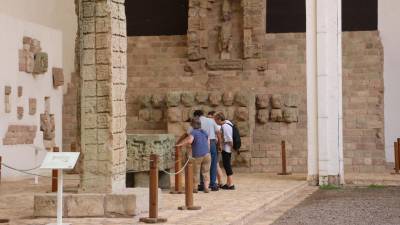 Extranjeros visitan el museo de las esculturas en el sitio maya de Copán.