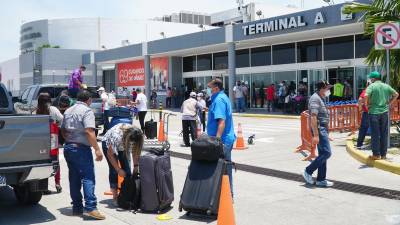 Durante la pandemia, una de las restricciones en los aeropuertos es que solo podían ingresar los viajeros y acompañantes se quedaban en la entrada.