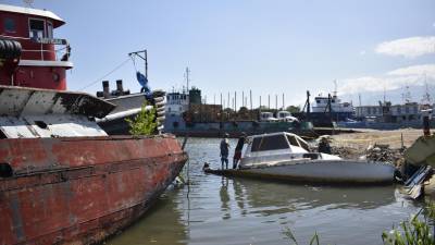 La mayoría de los barcos abandonados estan en la orilla del muelle de cabotaje de La Ceiba.