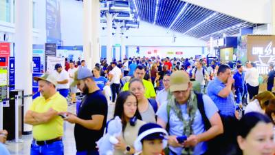 <b>Más de 2,500 viajeros recibió el aeropuerto ayer, estaba abarrotado. Foto: Melvin Cubas.</b>