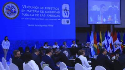 La plenaria en la que el presidente de la cumbre y el ministro de Seguridad de Honduras, Julián Pacheco, expusieron sobre los avances en seguridad en el país ante los funcionarios de las 34 delegaciones.
