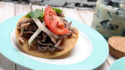 Servir sobre las tostadas una rebanada de tomate.