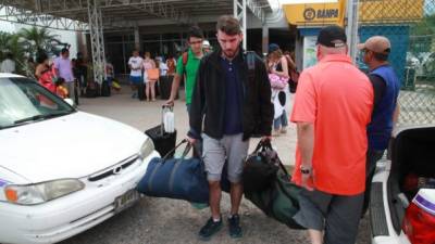 Turistas que disfrutaron de Roatán arriban al muelle de cabotaje de La Ceiba. Fotos: LA PRENSA