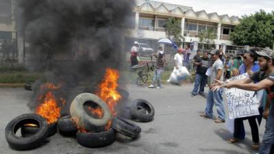 Decenas de ceibeños protestaron ayer frente a las oficinas de la Enee, exigiendo un alto a los apagones. Foto: Samuel Zelaya