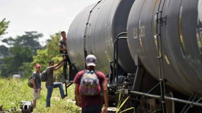 Los migrantes intentaban abordar La Bestia cuando fueron atacados por supuestos policías en Saltillo./Foto referencial AFP.