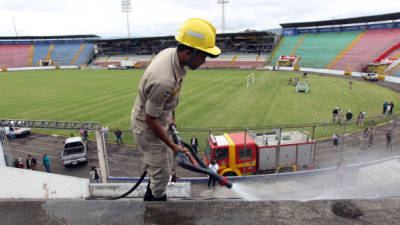 Unos 30 bomberos limpiaron e inspeccionaron el estadio nacional