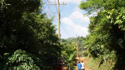 Cuadrillas colocaron líneas de conducción y postes.