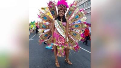 Lindo traje de la jovencita Michelle Reyes del Instituto Rafael Heleodoro Valle.