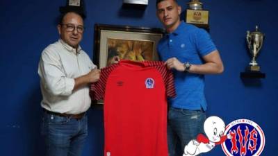 Harold Fonseca posando con la camiseta del Olimpia junto al vicepresidente albo Osman Madrid.