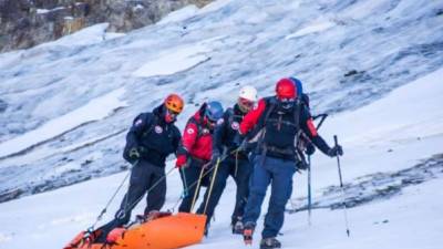 Fotografía tomada el 15 de mayo de 2019, cedidas por el Ministerio de Seguridad de Mendoza (Argentina). Miembros del equipo de rescate transportan un cuerpo hallado en el cerro Rincón de los Andes que, según apuntan los indicios, pertenece al español Mateo Parrilla, desaparecido hace 29 años en la zona en Potrerillos (Mendoza). EFE/Ministerio Seguridad Mendoza