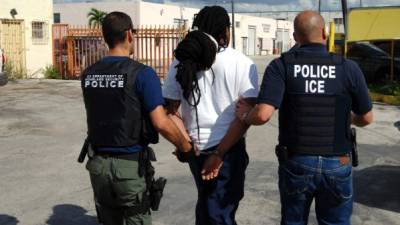La ley antiinmigrante, firmada por el gobernador republicano Ron DeSantis, obliga a las agencias locales a colaborar con el ICE para detener y deportar a indocumentados./Twitter.