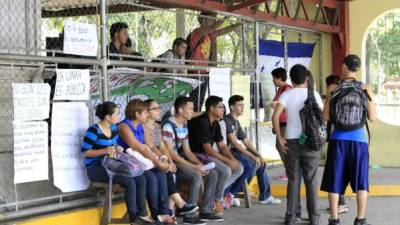 Los estudiantes del movimiento estudiantil cerraron los portones ayer impidiendo el paso de los estudiantes.