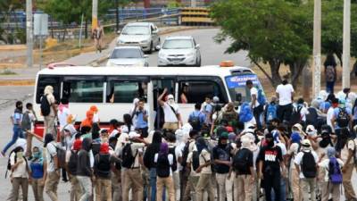 Imagen de la protesta de ayer por parte de los estudiantes del Instituto Central Vicente Cáceres de Tegucigalpa.