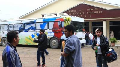 Los vuelos con retornados llegan al Centro del Migrante en el aeropuerto sampedrano.