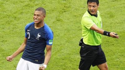 El jugador francés Kylian Mbappe (i), durante un partido del Mundial de Rusia. EFE