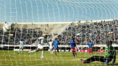 Estadio de fútbol en Dakar (Senegal). Al menos nueve personas murieron y decenas resultaron heridas tras una avalancha ocurrida en el estadio Demba Diop de Dakar. Un enfrentamiento entre hinchas en el partido del final de la liga provocó la caída de un muro del estadio que ocasionó la avalancha. EFE/Archivo