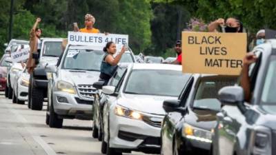 En la caravana participaron más de tres centenares de vehículos que recorrió el sur de Florida para honrar la muerte del afroamericano George Floyd.