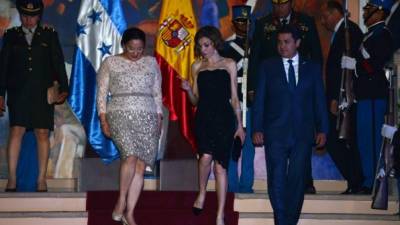 La Reina de España expresó al presidente de Honduras, Juan Orlando Hernández, su 'ilusión' por compartir con los hondureños su implicación directa en la ayuda española al desarrollo y por mostrar la utilidad de estos proyectos de cooperación en la lucha contra la pobreza.