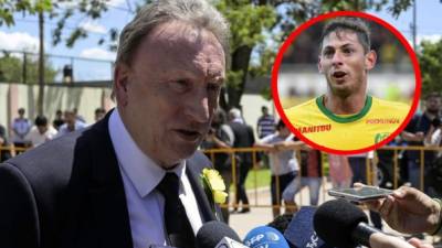 Neil Warnock, entrenador del Cardiff, reveló las palabras que le dijo Emiliano Sala antes del accidente. Foto AFP