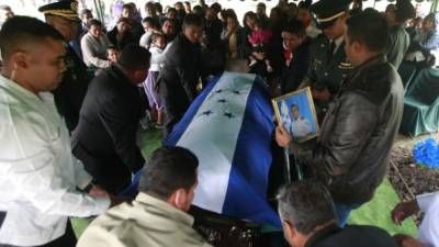 Su féretro fue cubierto con la Bandera.