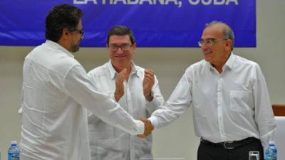 El jefe de la delegación del Gobierno de Colombia, Humberto de la Calle, -derecha-, El ministro de exteriores de Cuba, Bruno Rodríguez, -centro-, y el comandante de las FARC, Iván Márquez.